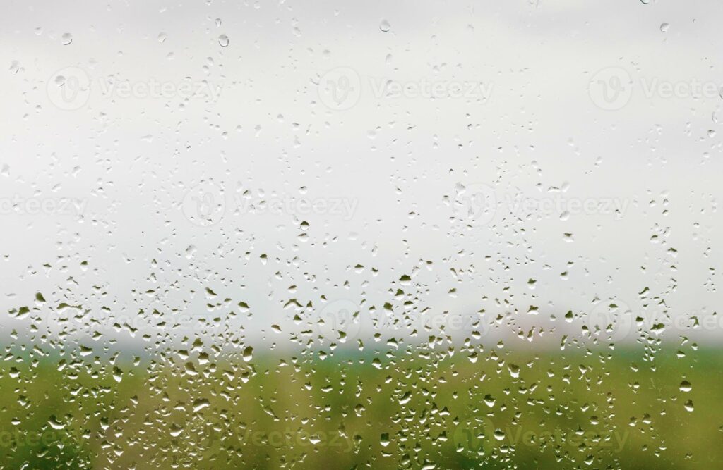 Raindrops on window. Aux Arbeils